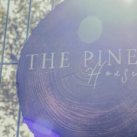 Pine House - Airport, And Center 住宿加早餐酒店 *