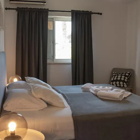 Pine House - Airport, And Center Bed & Breakfast