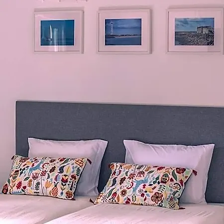 Pine House - Airport, And Center Bed and breakfast *
