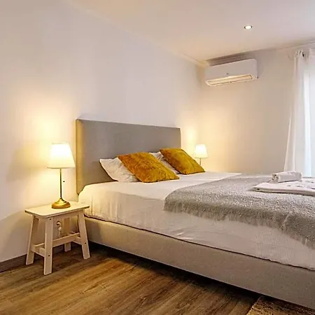 Bed and breakfast Pine House - Airport, And Center Distrito de Faro