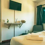 Pine House - Airport, And Center 住宿加早餐酒店 *