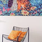 Pine House - Airport, And Center 住宿加早餐酒店 *